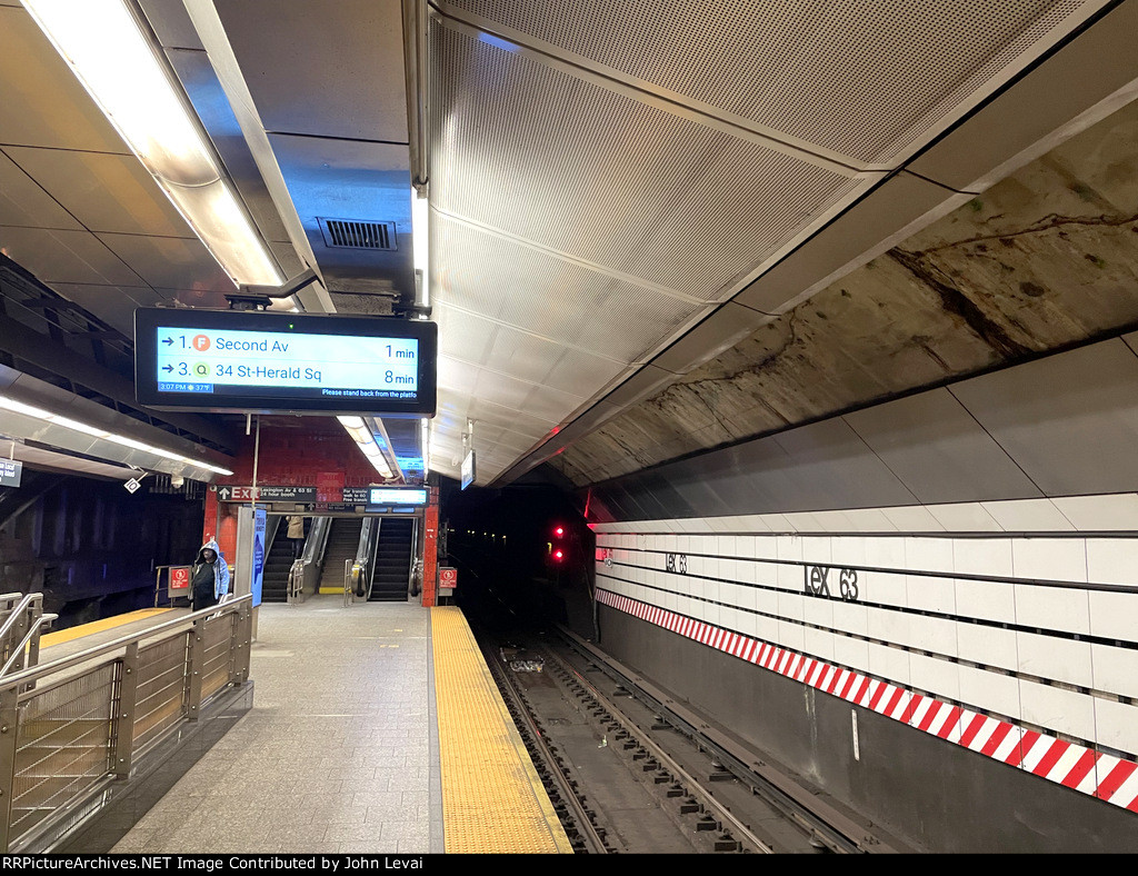 Looking south from Lexington Av-63 St Station 